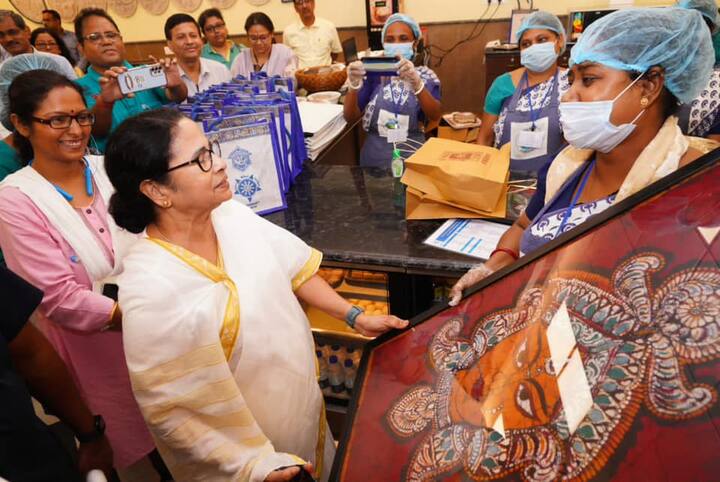 Nabanna Canteen:মুখ্যমন্ত্রী মমতা বন্দ্যোপাধ্যায়ের সঙ্গে হাজির ছিলেন রাজ্য সরকারের শীর্ষস্তরের আধিকারিকরা।