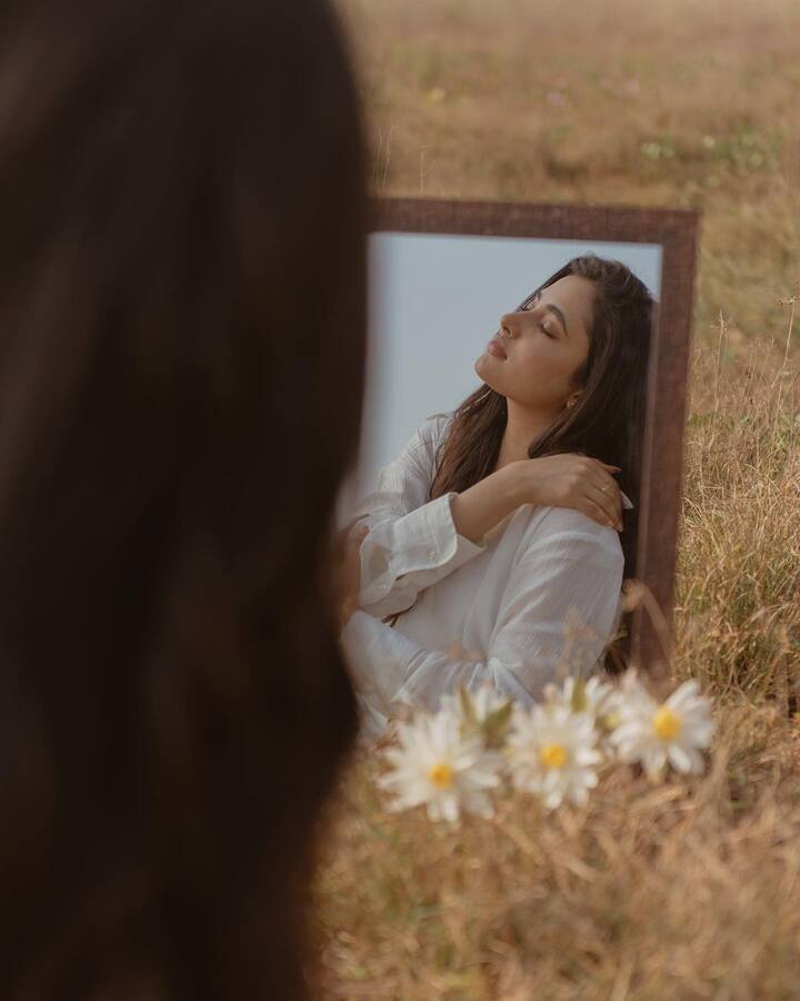 అందంలో తన అందాన్ని చూసుకుంటూ మురిసిపోతున్న ఈ అందాల బొమ్మను గుర్తుపట్టారా? ఆమె మరెవ్వరో కాదు.. ప్రియాంక మోహన్. అదేనండి నాని నటించిన ‘గ్యాంగ్ లీడర్’ మూవీలో తన అందంతో కుర్రాళ్ల మనసు దోచేసిన అమాయకపు బ్యూటీ. ఆ తర్వాత ఆమె చేసిన ‘శ్రీకారం’ మూవీ ఫ్లాప్ కావడంతో ఆమె కోలీవుడ్‌కు వెళ్లిపోయింది. అయితే, అక్కడ మాత్రం మంచి మంచి చిత్రాల్లో ఛాన్స్ కొట్టేసింది. ఇక ఈమె మళ్లీ టాలీవుడ్‌కు రాదేమో అనుకుంటున్న సమయంలో ప్రియాంకను ‘ఓజీ’ రూపంలో లక్ వరిచింది. ఏకంగా పవర్ స్టార్ పవన్ కళ్యాణ్ పక్కన అవకాశం వచ్చింది. తాజాగా ప్రియాంక ఇలా అద్దంలో తన అందాలను చూసుకుంటూ మురిసిపోతున్న ఫొటోలను షేర్ చేసుకుంది.