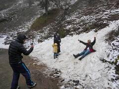 Kashmir Weather: कश्मीर में अचानक हुई बर्फबारी से पयर्टक खुश, देखें तस्वीरें