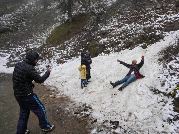 कश्मीर में हुई बेमौसम बर्फबारी से शीतलहर, स्थानीय लोगों को परेशानी, पर्यटकों की मौज, देखें फोटो