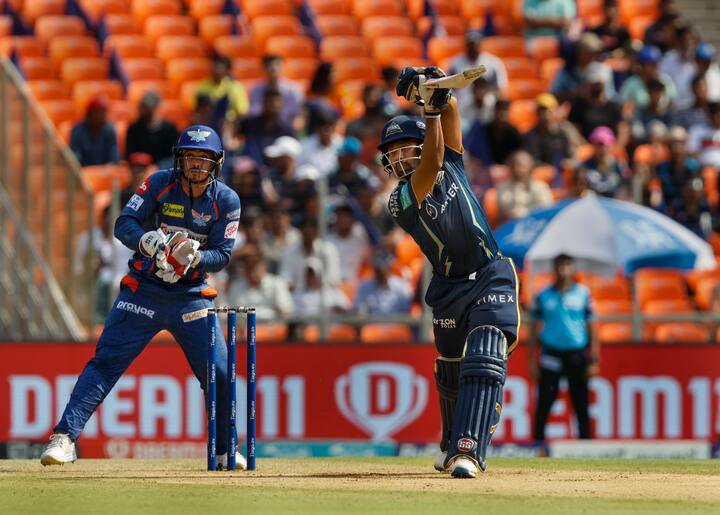 साहा हा अनुभवी फलंदाज असून तो यष्टिरक्षणातही सक्षम आहे. WTC संघात केएस भरतचा यष्टिरक्षक म्हणून समावेश करण्यात आला आहे, पण साहाचा दमदार फॉर्म लक्षात घेता त्याला प्राधान्य दिलं जाऊ शकते.