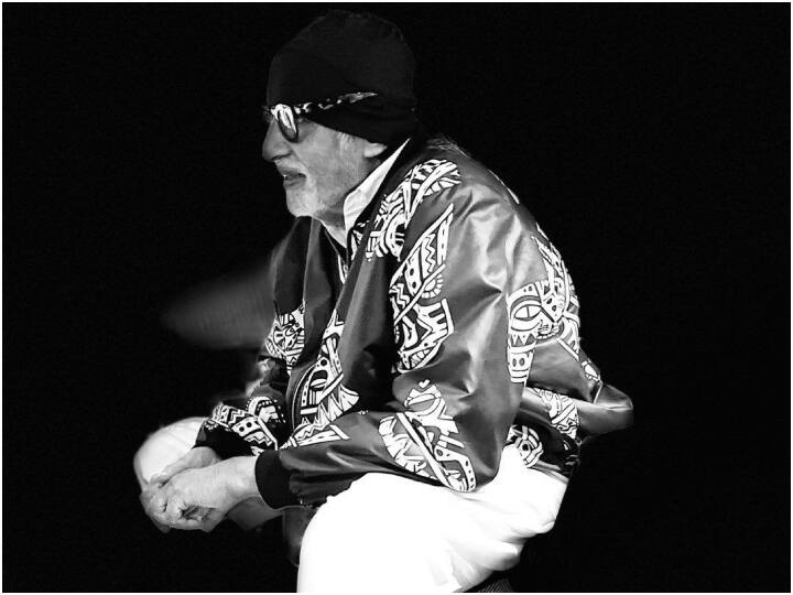 सिनेमा जगत के महानायक यानी अमिताभ बच्चन इस लिस्ट में सबसे ऊपर हैं. उन्होंने संजय लीला भंसाली की फिल्म 'ब्लैक' के लिए फीस नहीं ली थी. दरअसल, वह इस खास कहानी का हिस्सा बनना चाहते थे.