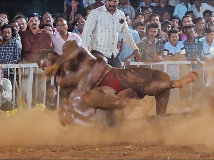 महाराष्ट्र केसरी (Maharashtra Kesari) बाला शेखनं (Bala Rafiq Sheikh) कुस्तीच्या आखाड्यातून माघार घेतली. त्याने सुरु सामन्यातून मैदान सोडण्याचा मोठा निर्णय घेतला.