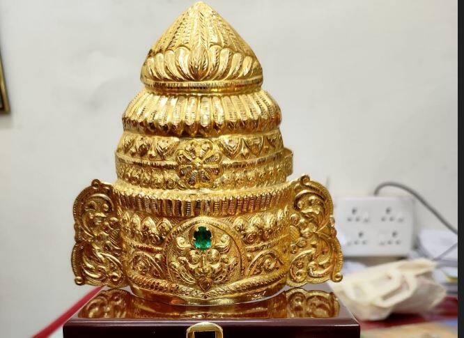 कोल्हापुरातील करवीरनिवासिनी श्री अंबाबाई देवीच्या चरणी 47 तोळे सोन्याचा मुकूट अर्पण करण्यात आला.