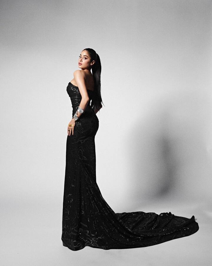 నల్లని డ్రెస్సులో అందమైన హంసలా వయ్యారాలు పోతోంది.