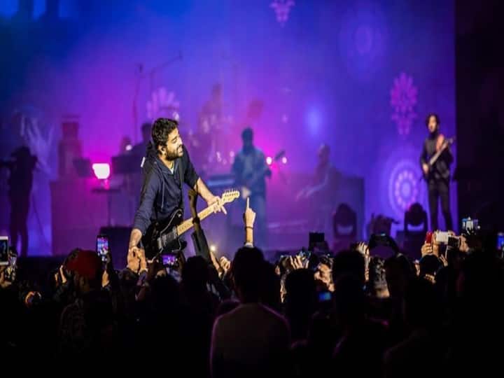 Not Somebody Who's Going To Blame: Arijit Singh Gets Hurt By Fan At Concert, Video Goes Viral Not Somebody Who's Going To Blame: Arijit Singh Gets Hurt By Fan At Concert, Video Goes Viral
