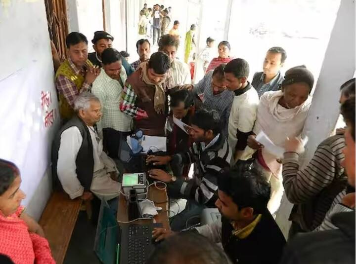 આ સિવાય વેરિફિકેશનની અન્ય રીતો પણ છે. તમે UIDAI ની સત્તાવાર વેબસાઈટ પર જઈને આધારની ચકાસણી કરી શકો છો. આ કામ ટોલ ફ્રી નંબર 1947 પર કોલ કરીને પણ કરી શકાય છે. તે જ સમયે, તે કોઈપણ આધાર નોંધણી કેન્દ્રમાં ઑફલાઇન ચકાસી શકાય .