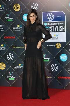 अवॉर्ड फंंक्शन में Kriti Sanon ने दिखाया जलवा, ऑल ब्लैक आउटफिट में गिराई हुस्न की बिजलियां