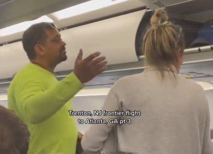 Passengers Hold Vote To Kick Unruly Woman Off Frontier Airlines Flight Watch: झगड़े के बाद वोट कर महिला को फ्लाइट से उतारा गया, देखें कैसे की यात्रियों ने वोटिंग