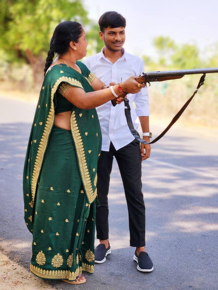 વાવના ધારાસભ્ય ગેની બેનનો અનોખો અંદાજ સામે આવ્યો છે. ગેનીબેને રાઈફલ સાથે ફોટો ફેસબુક પર પોસ્ટ કર્યો છે. ગેનીબેન દિયોદર તાલુકાના કોતરવાડા ગામે પરિવારના લગન પ્રસંગમાં હાજર રહ્યા હતા.