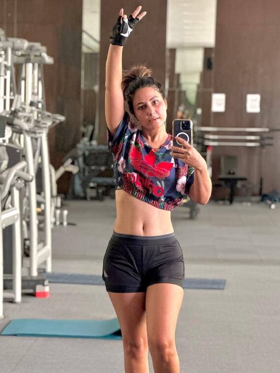 जिम में टोन्ड बॉडी फ्लॉन्ट करतीं हिना खान, जानें उनका फिटनेस सीक्रेट