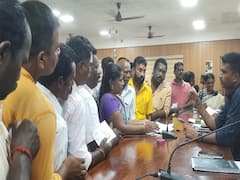 Thanjavur: கருப்பசாமி கோயிலுக்கு இடையூறாக உள்ள மின்கம்பம் - வேறு இடத்தில் அமைக்க கிராம மக்கள் கோரிக்கை