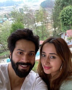 वाइफ Natasha Dalal के बर्थडे पर वरुण धवन ने लुटाया प्यार, रोमांटिक तस्वीरें शेयर कर लिखा- याद आ रही है