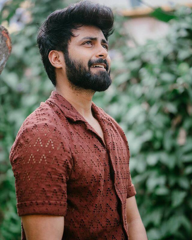 னக்காகவே பிறந்தான் இவன்… எனை காக்கவே வருவான் இவன்… என் பெண்மையை வென்றான் இவன்… அன்பானவன்…