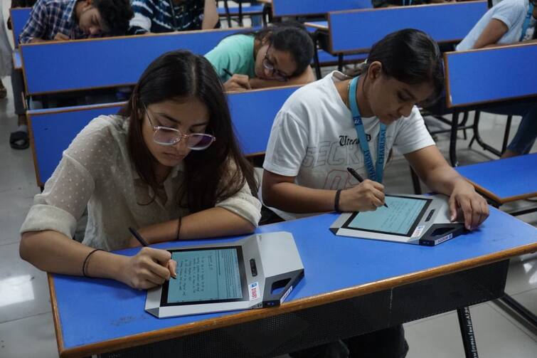 Charusat University introduces digital paperless examination, this initiative will save 12 lakh paper ગુજરાતની આ ખાનગી યુનિવર્સિટીમાં પરીક્ષા કાગળ પર નહીં પણ ટેબલેટ પર લેવાય છે, આ પહેલથી 12 લાખ કાગળની બચત થશે