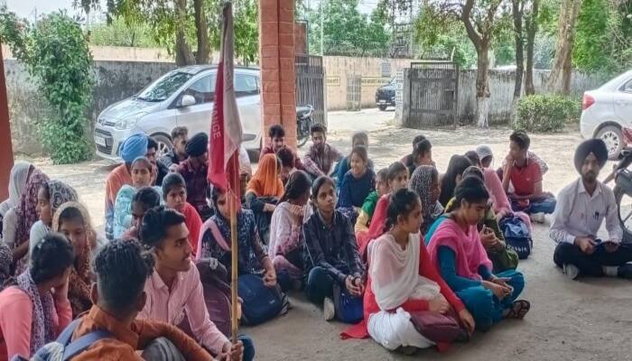 Dalit Students protest for Scholarship, raise slogans against Punjab Government Sangrur News : ਦਲਿਤ ਵਿਦਿਆਰਥੀਆਂ ਵੱਲੋਂ ਵਜ਼ੀਫ਼ੇ ਦੀ ਮੰਗ ਲਈ ਧਰਨਾ , ਪੰਜਾਬ ਸਰਕਾਰ ਖ਼ਿਲਾਫ਼ ਕੀਤੀ ਨਾਅਰੇਬਾਜ਼ੀ