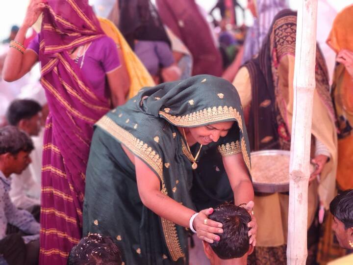 અહીં સમાજના રીતરિવાજ મુજબ મામેરું વધાવી સમાજના નિયમો પાળવામાં આવ્યા. અહીં ઓગડ મહંત બળદેવનાથ બાપુ હાજર રહી પરિવારને આશીર્વાદ આપ્યા!!