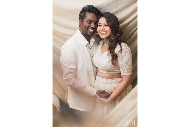 காதல் பறவைகளாக வலம் வந்து சமூக வலைதளங்களில் கவனம் ஈர்த்த இந்த ஜோடி, தொடர்ந்து வாழ்க்கையை கொண்டாட்டமாக வாழும் புகைப்படங்களைப் பதிவிட்டு லைக்ஸ் அள்ளி வந்தனர்.கடந்த ஆண்டு ப்ரியா கருவுற்றிருக்கும் செய்தியை அட்லீ அறிவித்தார்.