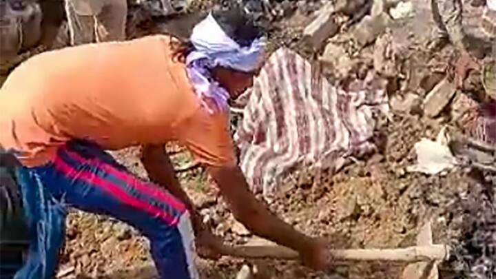 মৃতদের মধ্যে ২ জন মহিলা। এছাড়াও এক জন জখম হয়েছেন বলে খবর।