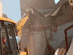 अपहरण कांड से शुरू हुई दुश्मनी हत्या पर हुई खत्म, गोली चलाने वालों के मकान पर चला बुलडोजर