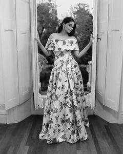 King Charles Coronation Concert में शामिल हुईं सोनम कपूर का रॉयल लुक, दो देशों के डिजाइनर्स ने मिलकर बनाई एक्ट्रेस की खास ड्रेस