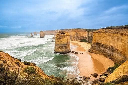ग्रेट ओशियन रोड (Great Ocean Road): ऑस्ट्रेलिया का ग्रेट ओशियन रोड गजब का खूबसूरत है. 243 किलोमीटर लंबा यह रास्ता साउथ ईस्टर्न कोस्ट से जुड़ा है और एलांफोर्ड को कनेक्ट करता है. इस रास्ते पर सफर के दौरान 12 अपोस्ट्स देखने को मिलते हैं, जो इसे और भी ज्यादा खूबसूरत बना देते हैं.