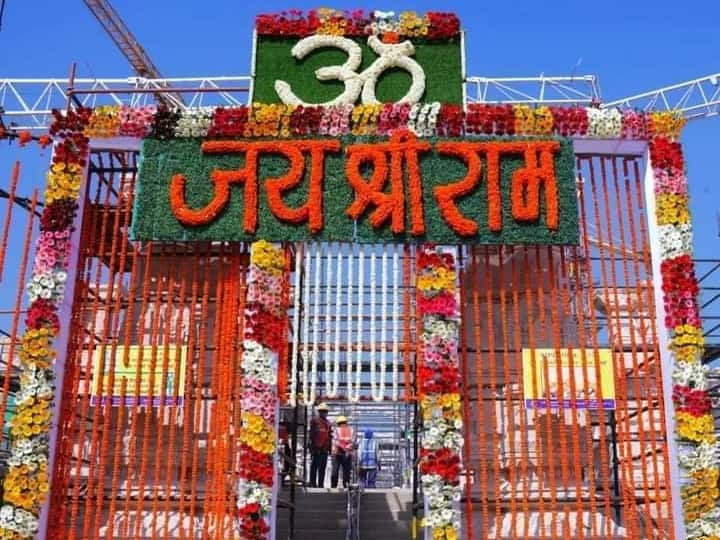 Ram Mandir: अयोध्या में राम मंदिेर के पुजारियों के वेतन को बढ़ा दिया गया है. यह फैसला राम मंदिर ट्रस्ट के सदस्यों ने मिलकर लिया है. वेतन बढ़ने के बाद पुजारियों की तनख्वाह में लगभग दोगुना इजाफा हुआ है.