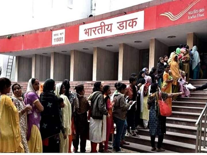 पोस्ट ऑफिस की फ्रेंचाइजी कोई भी भारतीय नागरिक ले सकता है. कोई भी भारतीय नागरिक, जिसकी उम्र 18 साल है और वह कम से कम आठवीं पास है, तो वह पोस्ट ऑफिस की फ्रेंचाइजी खोल सकता है. इसके लिए सिक्योरिटी के तौर पर 5000 रुपये जमा कराने होंगे.