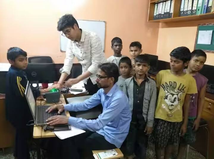 એપ તમારો QR કોડ સ્કેન કરશે અને સંબંધિત કાર્ડ ધારકનું નામ, લિંગ, જન્મ તારીખ, સરનામું અને ફોટો જેવી વિગતો પ્રદર્શિત કરશે. આ વિગતો UIDAI દ્વારા ડિજિટલી હસ્તાક્ષરિત છે અને અધિકૃતતા માટે ચકાસી શકાય છે.