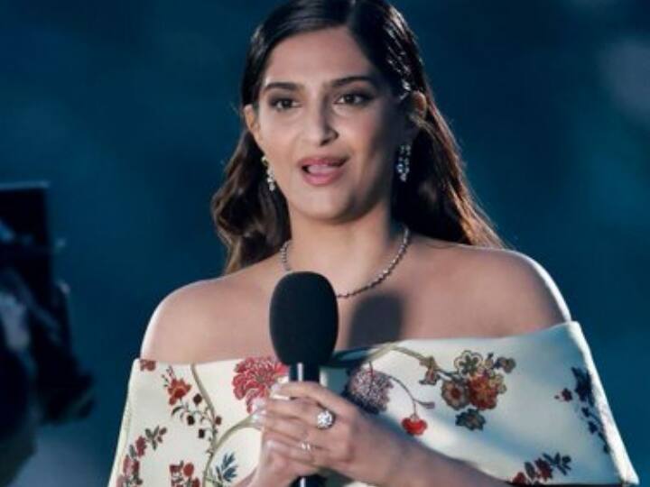 King Charles Coronation Concert: कोरोनेशन कॉन्सर्ट में स्पीच देने पर ट्रोल हो रहीं सोनम कपूर, नेटिजन्स ने उड़ाया मजाक sonam kapoor trolled for the speech King Charles Coronation Concert King Charles Coronation Concert: कोरोनेशन कॉन्सर्ट में स्पीच देने पर ट्रोल हो रहीं सोनम कपूर, नेटिजन्स ने उड़ाया मजाक