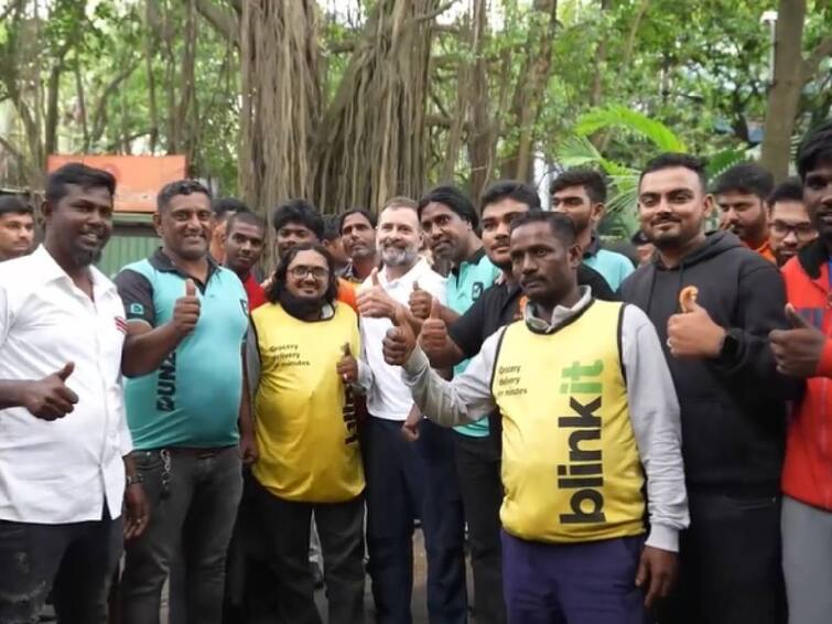 Former Congress president Rahul Gandhi, who is in Karnataka for election campaign, met and interacted with gig workers in Bengaluru. Watch Video: காபி, மசாலா தோசை, பைக் ரெய்டு.. கர்நாடக தேர்தல் பிரச்சாரத்தில் டெலிவரி பணியாளர்களுடன் உரையாடிய ராகுல் காந்தி..