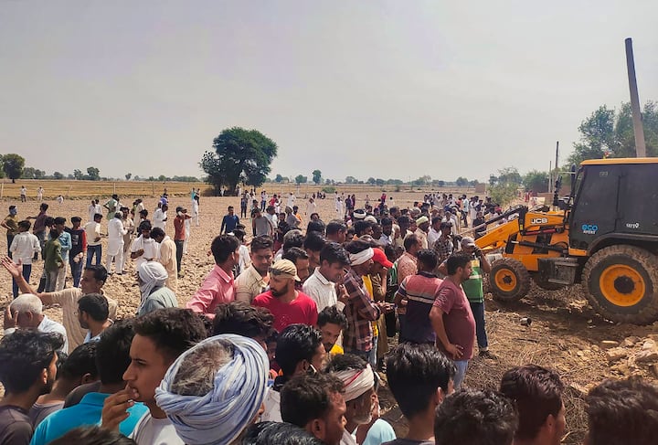 Rajasthan: ভারতীয় বায়ুসেনার মিগ-২১ ভেঙে পড়ায় তিন নাগরিকের মৃত্যু হল রাজস্থানের দাবলি এলাকায়। মৃতদের মধ্যে ২ জন মহিলা। এছাড়াও এক জন জখম হয়েছেন বলে খবর।