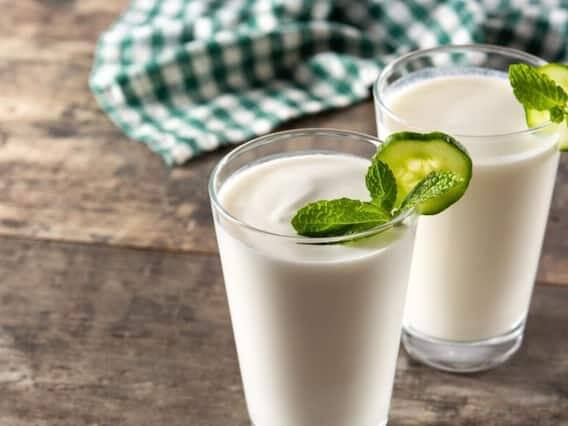 છાશ પીવાથી પાચનતંત્ર મજબૂત રહે છે અને શરીરને ઉર્જા પણ મળે છે. તેમાં કોઈ શંકા નથી કે છાશ અનેક ફાયદાઓથી ભરપૂર છે. જોકે કેટલાક લોકો તેને પીતી વખતે ભૂલ કરે છે અને તે ભૂલ મીઠું ઉમેરવાની છે.