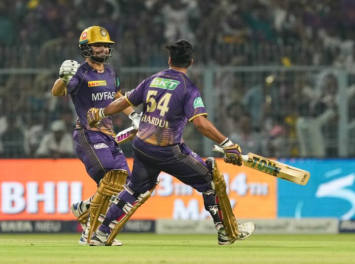 IPL 2023, KKR vs SRH: अखेरच्या चेंडूपर्यंत रंगलेल्या सामन्यात कोलकात्याने थरारक विजय मिळवला. अखेरच्या षटकात सहा धावांची गरज असताना अर्शदीप याने भेदक मारा केला.. पण रिंकू सिंहने अखेरच्या चेंडूवर षटकार लगावत कोलकात्याला विजय मिळवून दिला. दोन चेंडूत दोन धावांची गरज असताना आंद्रे रसेल धावबाद झाला.. त्यामुळे रिंकूवर दबाव होता.. पण रिंकूने दबाव न घेता अर्शदीपच्या अखेरच्या चेंडूवर चौकार लगावत पंजाबला पराभवाची चव चाखायला लावली.