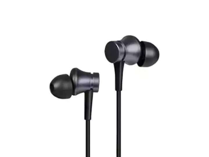 Mi ईयरफोन बेसिक इस वक्त सेल में सिर्फ 499 रुपये में उपलब्ध है. Xiaomi के यह एंट्री-लेवल Mi इयरफ़ोन 10 मिमी ड्राइवरों से लैस हैं और इनकी फ्रीक्वेंसी रिस्पॉन्स रेंज 20-20,000Hz है. ये ईयरफोन ब्लैक, ब्लू और रेड कलर वेरिएंट में उपलब्ध हैं.