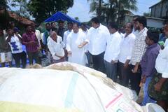 అకాల వర్షానికి తడిచిన ధాన్యాన్ని పరిశీలించిన మంత్రులు, ప్రతి గింజ కొంటామని భరోసా