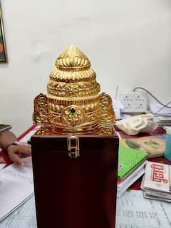 Kolhapur News: कोल्हापूरच्या अंबाबाई चरणी दानाचा ओघ, भक्तांकडून 47 तोळे सोन्याचा मुकूट अर्पण