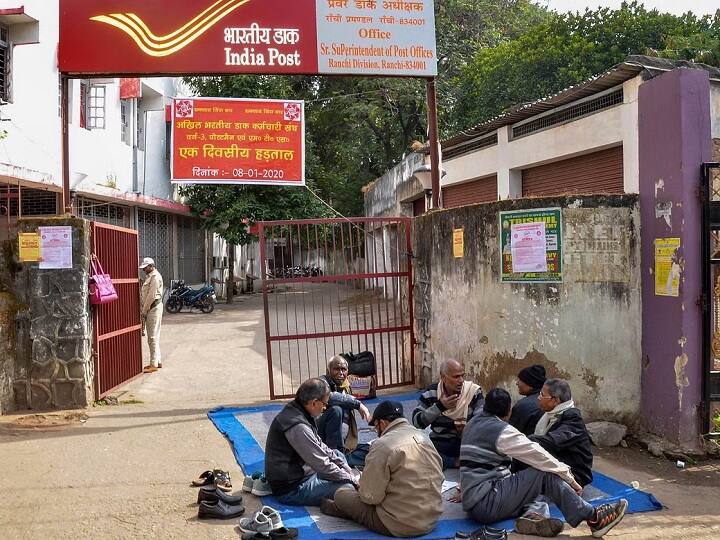 इसके बाद फॉर्म भरकर जमा कराना होगा. जिन लोगों के अप्लिकेशन चुने जाएंगे, उनके साथ पोस्टल डिपार्टमेंट एक समझौते पर साइन करेगा. इसके बाद आप लोगों को खुद से पोस्ट ऑफिस की सेवाएं मुहैया करा सकते हैं.