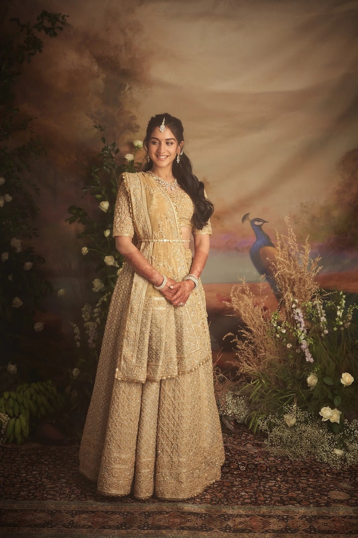 राधिका मर्चेंट – मुकेश अंबानी के छोटे बेटे अनंत अंबानी की सगाई उनकी बचपन की दोस्त राधिका मर्चेंट से हो चुकी है. दोनों बहुत जल्द शादी के बंधन में बंधने वाले हैं. वहीं बात करें राधिका के सगाई लुक की तो उन्होंने इसमें उन्होंने अबू जानी संदीप खोसला के द्वारा तैयार किया गया एक हैवी वर्क का गोल्ड लहंगा पहना था. इस लुक को राधिका ने डायमंड ज्वेलरी के साथ कंपलीट किया था.