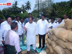 అకాల వర్షానికి తడిచిన ధాన్యాన్ని పరిశీలించిన మంత్రులు, ప్రతి గింజ కొంటామని భరోసా