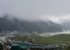 जम्मू-कश्मीर में बर्फबारी और बारिश से लोग परेशान, तीन जिलों में 8वीं तक के स्कूल बंद