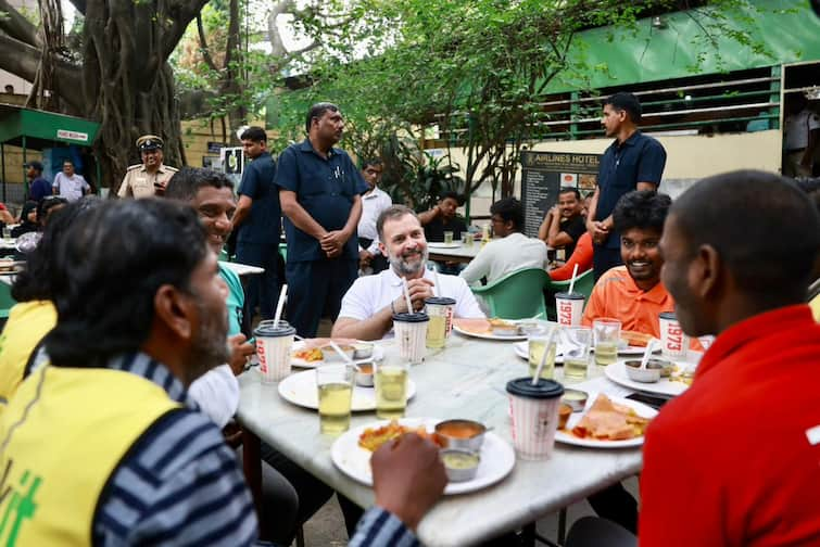 Rahul Gandhi In Karnataka Breakfast and bike ride with food delivery partners Congress leader Rahul Gandhis interaction with gigi workers in Karnataka Rahul Gandhi In Karnataka : फूड डिलिव्हरी पार्टनर्ससह नाश्ता, बाईक राईड; कर्नाटकात राहुल गांधींचा कामगारांसोबत संवाद