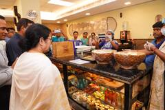 Mamata Banerjee: নবান্নের ক্যান্টিনে হাজির মুখ্যমন্ত্রী, কথা বললেন কর্মীদের সঙ্গে, পরখ করলে খাবারও