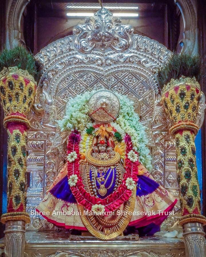 शनिवारी अलंकार पूजेला देवीला हा मुकूट चढविण्यात आल्याची माहिती देवस्थान व्यवस्थापन समितीने दिली.