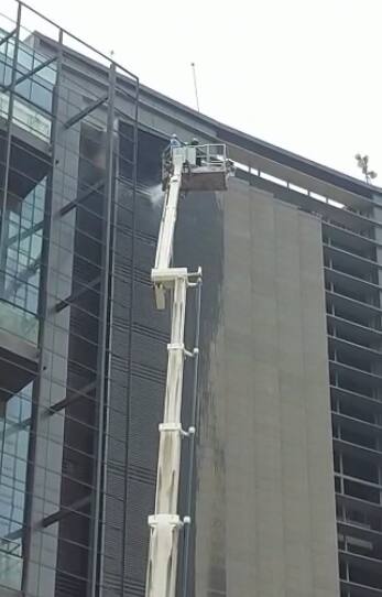 अचानक लागलेल्या आगीमुळे कर्मचाऱ्यांची तारांबळ उडाली होती.