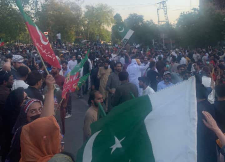 Pakistan after Arrest Of Imran Khan more than 1 thousand PTI workers and leaders Held Know latest updates Imran Khan Arrested: इमरान के बाद 1 हजार से ज्यादा PTI कार्यकर्ता-नेताओं की धर-पकड़, शाह महमूद कुरैशी भी होंगे गिरफ्तार!