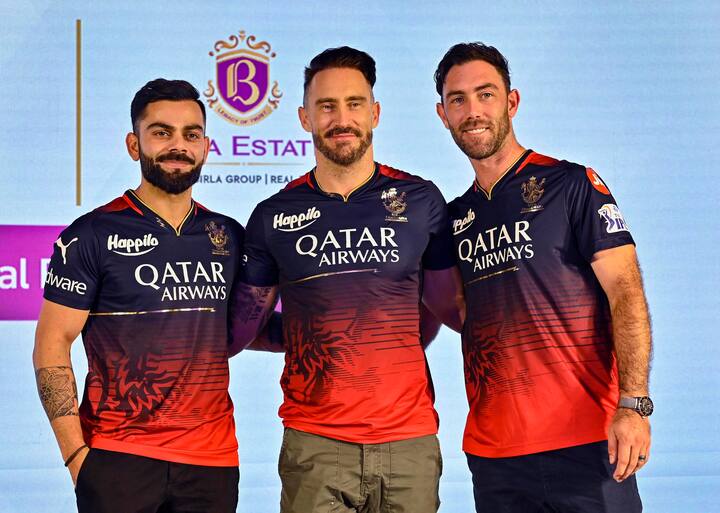 ஆர்சிபி வீரர்கள் : ஃபாஃப் டு பிளெசிஸ் (கேட்ச்), விராட் கோலி, கிளென் மேக்ஸ்வெல், மஹிபால் லோம்ரோர், தினேஷ் கார்த்திக் (வி.கே), அனுஜ் ராவத், ஹர்ஷல் படேல், வனிந்து ஹசரங்க, கர்ண் ஷர்மா, முகமது சிராஜ், ஜோஷ் ஹேசில்வுட்