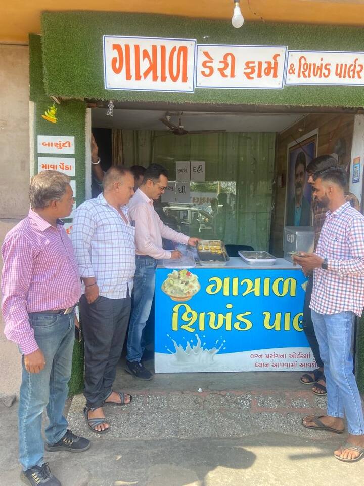 રાજકોટ મનપની ફૂડ શાખા દ્વારા અલગ-અલગ ટીમો બનાવી ચેકિંગ હાથ ધરીને અખાદ્ય ફૂડના જથ્થાનો નાશ કરવામાં આવે છે. ઘણી વખતે દંડ પણ ફટકારવામાં આવતો હોય છે.