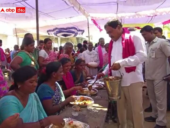 Palakurthy Minister Errabelli Dayakar Rao serves food to women at BRS Athmeeya Sammelanam DNN TS Minister Errabelli: వ‌డ్డ‌న చేస్తూ, మ‌హిళ‌ల‌తో క‌లిసి ఆత్మీయ భోజ‌నాలు చేసిన మంత్రి ఎర్ర‌బెల్లి ద‌యాక‌ర్ రావు
