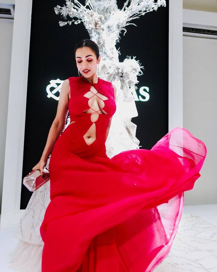 मलाइका अरोड़ा ने अपने लेटेस्ट फोटोशूट की कुछ तस्वीरें अपने इंस्टाग्राम अकाउंट पर शेयर की हैं. जिसमें वो रेड हॉट लुक में नजर आईं.